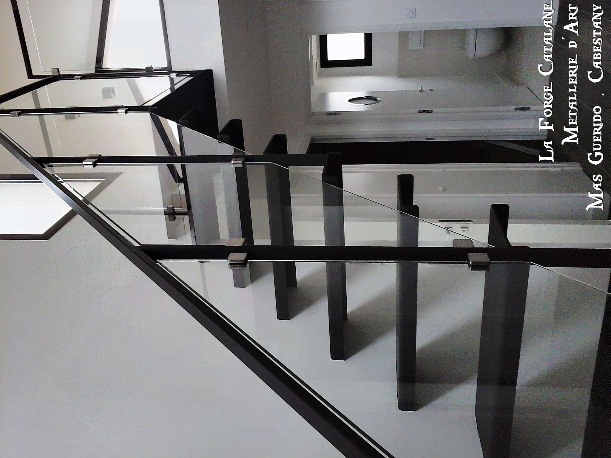 rampant ossature tube carre remplissage verre feuillete forge catalane.jpg